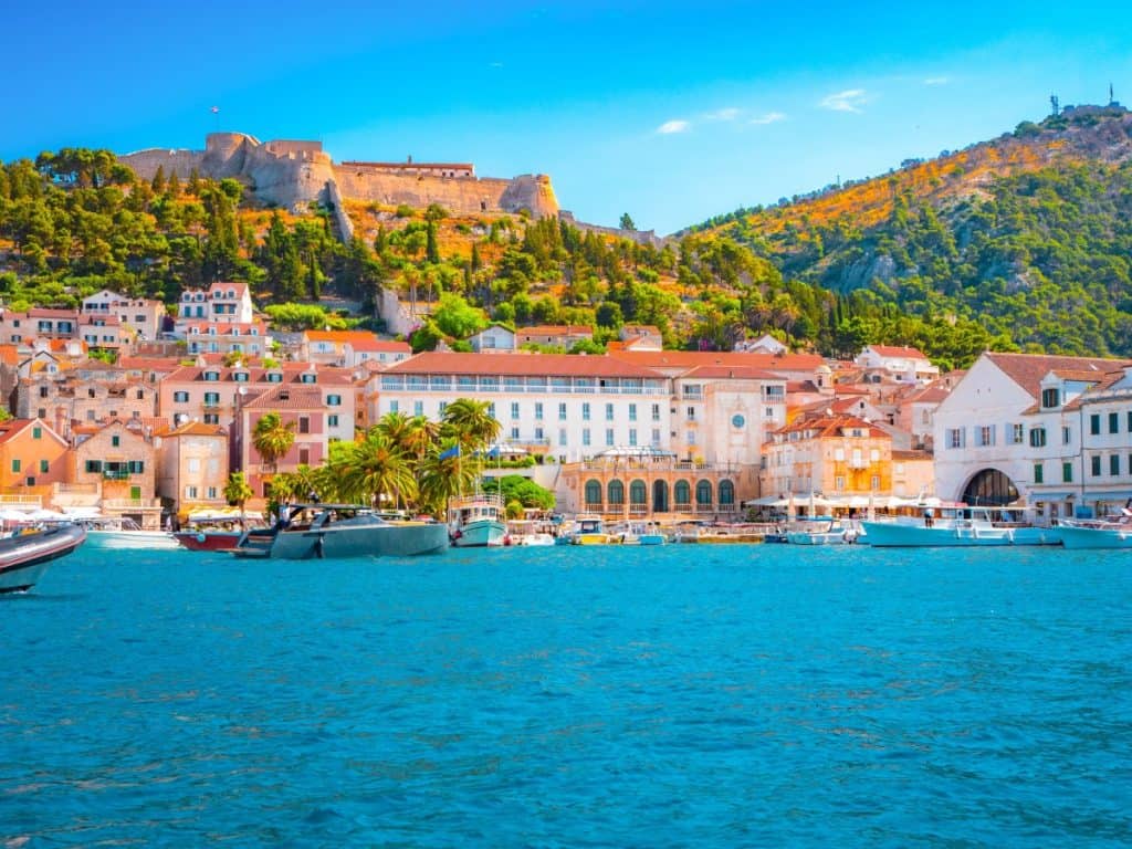 Najam luksuznih vila na Hvaru: vodič za savršen odmor