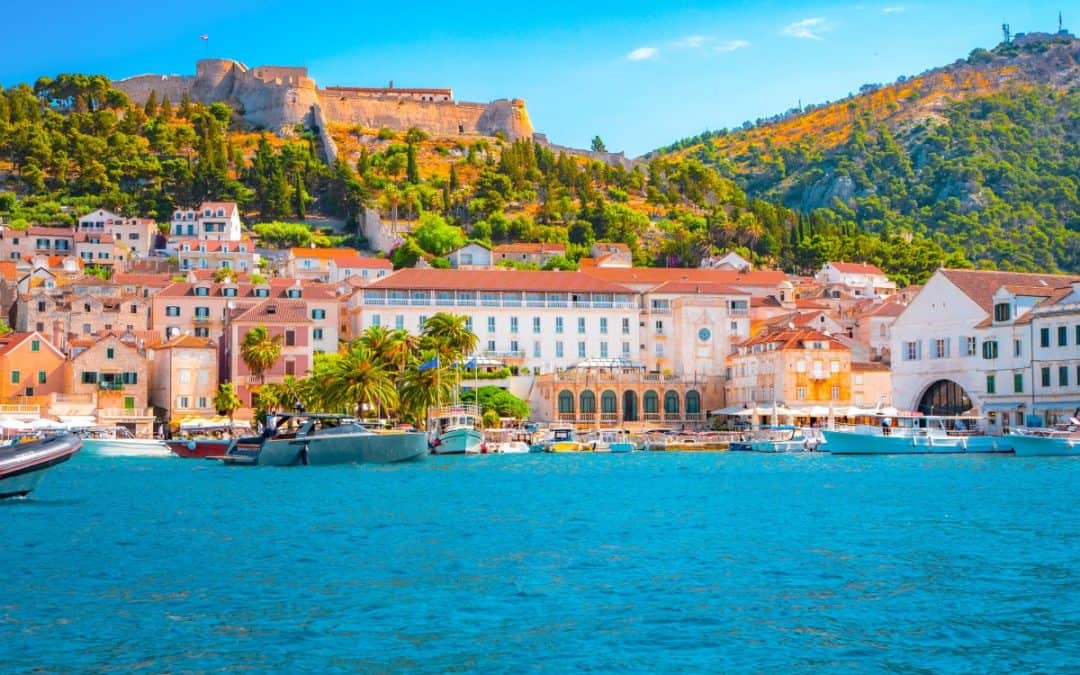 Najam luksuznih vila na Hvaru: vodič za savršen odmor